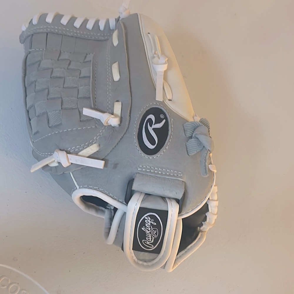 EUC girls Rawlings softball glove.